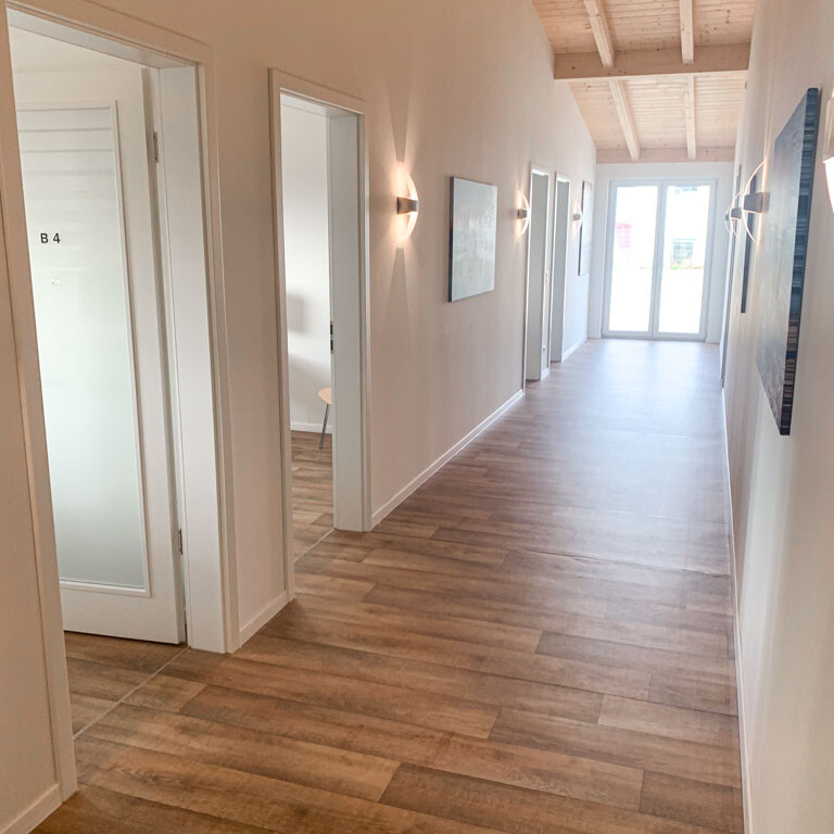 Heller Flur der Tierklinik Dinkelsbühl