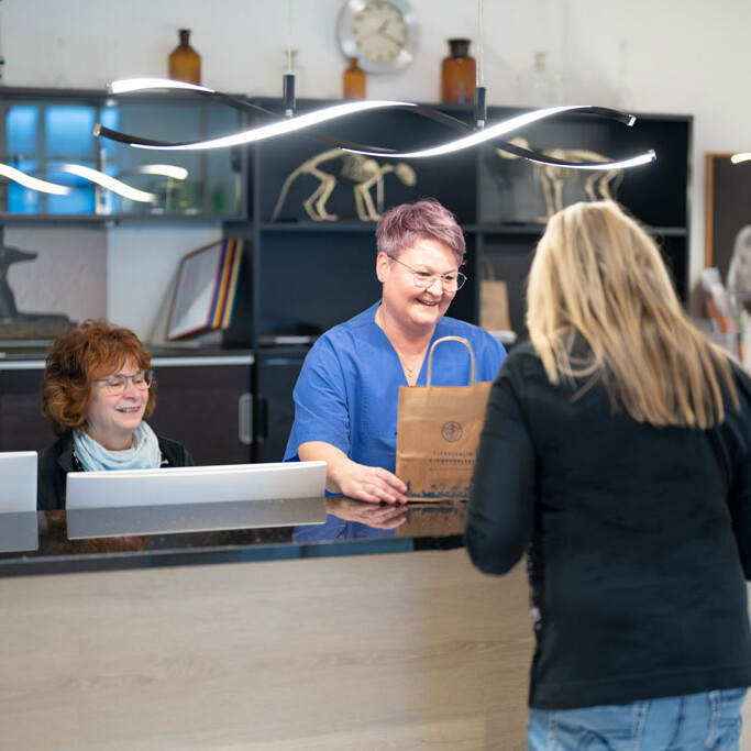 Freundliche Mitarbeiter am Empfang der Tierklinik Dinkelsbühl
