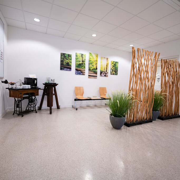 Freundliche. helle Wartebereiche für Patientenbesitzer in der Tierklinik Dinkelsbühl